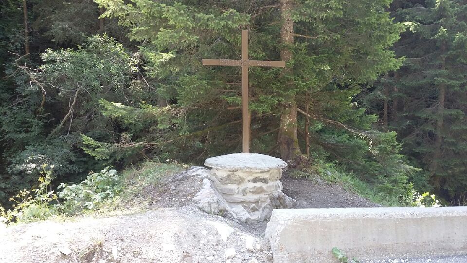 Remise en état de la croix des Gorges de la Pontille